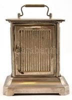 Fém mechanikus, ébresztős utazóóra. Javításra szoruló szerkezettel, felhúzó kulccsal m: 17 cm