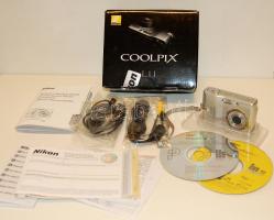 Nikon Coolpix L11 típusú digitális fényképezőgép minden tartozékkal kábelekkel, eredeti dobozban alig használtan (a gép LCD kijelzője törés miatt nem működik, egyébként működőképes)