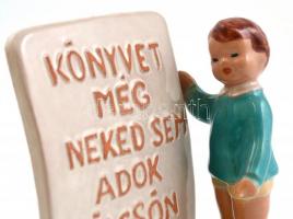 Szécsi jellegű kerámia kisfiú "Könyvet még neked sem adok kölcsön" Jelzés nélkül, minimáli...