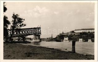 Újvidék, Novi Sad; A volt (felrobbantott) vasúti híd Péterváradnál. Keller és Kiss kiadása / WWII the blown-up railway bridge by the Petrovaradin Castle