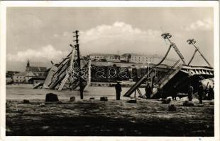 1942 Újvidék, Novi Sad; A volt (felrobbantott) közúti híd Péterváradnál. Zima Károly és Társa kiadása / WWII the blown-up bridge by the Petrovaradin Castle (EK)