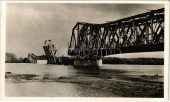 1941 Titel, A volt (felrobbantott) tiszai hidak. Nonnenmacher Endre és Fia kiadása / WWII the blown-up Tisza bridges near Titel (EK)