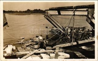 Gyékényes-Zákány. A robbantott Dráva híd helyreállítása. Hídroncsok eltávolítása. 101/I. Vép. zlj. / WWII Hungarian military, bridge rebuilding