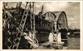 1943 Gyékényes-Zákány. A robbantott Dráva híd helyreállítása. A II. hídmező pótlására épülő hadi-híd. 101. Vép. e. / WWII Hungarian military, bridge rebuilding