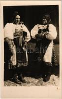 Vázsec, Vazec (Tátra, Vysoké Tatry); Cestou z kostola. Národopisny odbor Matice Slovenskej / szlovák asszonyok templomba menet / Section ethnographique de Matica Slovenská / Slovak folklore, women going to the church. Fot. Karol Plicka