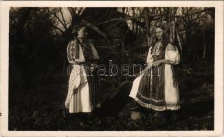 Nagylám, Velky Lom; Zena a dievca. Národopisny odbor Matice Slovenskej / szlovák asszony és lány népviseletben / Section ethnographique de Matica Slovenská / Slovak folklore, woman and girl in traditional costumes. Fot. Karol Plicka