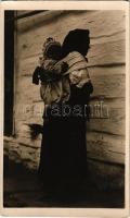 Zsaskó, Zaskov (Árva, Orava); Zena s dietatom. Národopisny odbor Matice Slovenskej / szlovák nő gyermekével / Section ethnographique de Matica Slovenská / Slovak folklore, woman with child. Fot. Karol Plicka