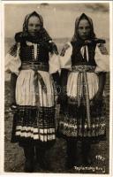 Hőlak-Trencsénteplic, Hőlak, Trencséntepla, Trencsén-Tepla, Trencianske Teplá, Trencianska Teplá-Teplice; Teplansky kroj / Teplai lányok, szlovák folklór, népviselet / Slovak folklore, girls in traditional costumes. Foto-Tatra (Trencín) photo