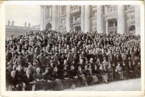 Az 1925. Szentévi első magyar nemzeti zarándoklat a Szent Péter Bazilika előtt. Credo kiadása / Hungarian national pilgrimage in front of Saint Peter's Basilica (Vatican) (kis szakadás / small tear)