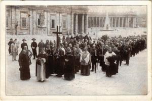 1927 A hercegprímási (II.) magyar zarándokok bevonulnak a Szent Péter Bazilikába 1925. április 29-én. Credo kiadása / Hungarian national pilgrimage in front of Saint Peter's Basilica (Vatican) (EK)