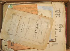 Átnézetlen pincében talált könyv és nyomtatvány hagyaték. Több száz nyomtatvány ládában