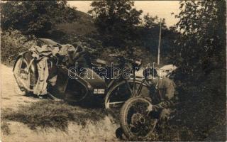 1930 Bp 82-904 oldalkocsis motorkerékpár, defektes kerék javítása. photo