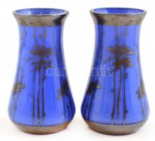 Kék-szürke üveg váza pár (2 db), kopásnyomokkal, m: 10,5 cm