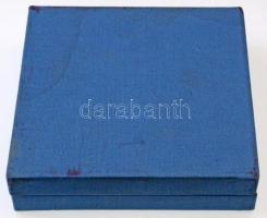 ~1970. "Kiváló Pártmunkáért - MSZMP" Zsolnay eozin emlékplakett eredeti tokban (112mm) T:1