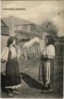 1918 Petrozsény, Petrosany; utcakép népviseletes lányokkal, fonó / street view with folklore, spinning woman (EK)