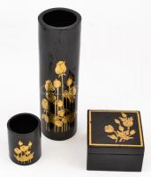 3 db feketére festett és lakkozott fa tárgy: váza, m: 25. Pohár. m: 7,5 cm. Doboz fedéllel, 6,5x10x10 cm. Mindegyik apró kopásnyomokkal.