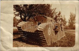 1918 Olasz harctér, oktatásra készült legújabb angol gyors tank típus (szurkos papírból) / Italian front, K.u.K. military, tank made for education. photo (gyűrődések / creases)