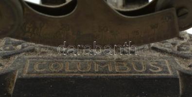 Régi levélmérleg, fém, tálca nélkül, talpán Columbus felirattal és ornamentikus díszítéssel, m: 20 c...