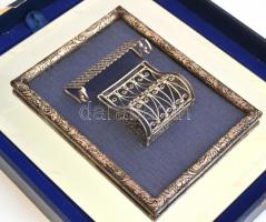 Ablakrács ezüstszínű dísztárgy keretben, tükörre applikálva, falra akasztható, sérült dobozban, 28x2...