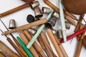 14 db gyűszű, kötőtűk, 4db stoppolófa és egyéb varráshoz-kötéshez szükséges tárgyak