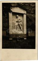 Esztergom, az 1934. június 10-én leleplezett 14-es honvéd emlékmű (Berán Lajos műve), hősök szobra. Sziklay Béla felvétele