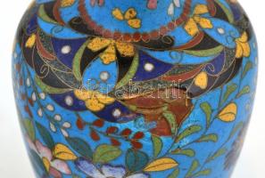 2 db virágmintás váza: 1 db Drasche porcelán, matricás, apró máz hibákkal, jelzett, m: 10 cm. 1 db f...