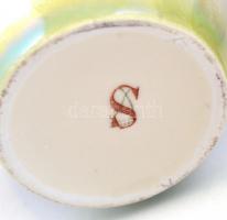 2 db virágmintás váza: 1 db Drasche porcelán, matricás, apró máz hibákkal, jelzett, m: 10 cm. 1 db f...