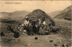 Cubata de indigenas / Native indigenous women with their children by their hut (fl)