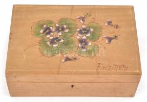 Régebbi fa doboz fedéllel, tetején Keszthely felirattal, kézzel festett virág motívummal díszített, zárral, kulcs nélkül, kopásnyomokkal, 7,5x13,5x20 cm