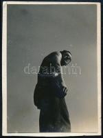 cca 1937 Kinszki Imre (1901-1945) budapesti fotóművész hagyatékából, jelzés nélküli vintage fotó, 5,2x3,8 cm
