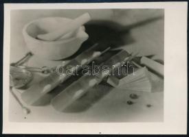 cca 1936 Thöresz Dezső (1902-1963) békéscsabai gyógyszerész és fotóművész hagyatékából, jelzés nélküli  vintage fotó (Csendélet), 6x8,5 cm