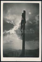 cca 1933 Thöresz Dezső (1902-1963) békéscsabai gyógyszerész és fotóművész hagyatékából, jelzés nélküli  vintage fotó (Krisztus a kereszten), 8,7x6 cm