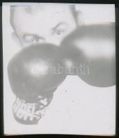 cca 1971 Hofi Géza (1936-2002) előadóművész boxkesztyűben, vintage NEGATÍV (4,8x4,2 cm) és erről készült mai nagyítás, 14,2x12,2 cm