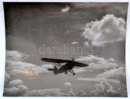 cca 1935 Repülőgép felszállás után, vintage fotó, 16x20 cm