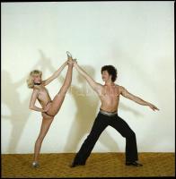 cca 1980 Artista táncosok mozgásművészeti kompozíciói a műteremben, 13 db NEGATÍV, 6x6 cm