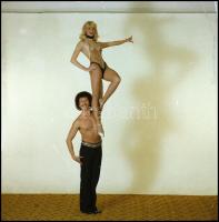 cca 1980 Artista táncosok mozgásművészeti kompozíciói a műteremben, 13 db NEGATÍV, 6x6 cm