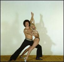 cca 1980 Artista táncosok mozgásművészeti kompozíciói a műteremben, 13 db NEGATÍV, 6x6 cm