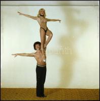 cca 1980 Artista táncosok mozgásművészeti kompozíciói a műteremben, 13 db NEGATÍV, 6x6 cm