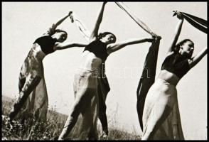 cca 1935 Szentpál Olga (1895-1968) mozgásművészeti csoportjáról, szabadban készült NEGATÍV, 3,4x5 cm
