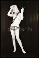 A hölgyek öröme, az urak esztétikai élménye, különböző időpontokban, eltérő helyszíneken és több fot...