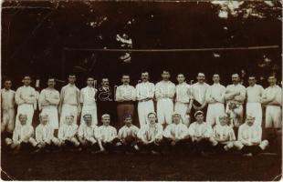 1909 Piski, Simeria; a piski frissen megalakult sportegyesület labdarúgó I. csapata (Piski Vasutas SC) a Kolozsvári Vasutas Sport Club (álló alakok) ellen tartotta első nyilvános mérkőzését, melynek eredménye 4-0 a kolozsváriak javára / CFR Simeria and CFR Cluj Railway Sports Club football teams after match. photo (EK)