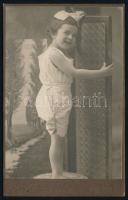 cca 1894 Szeged, Auer fivérek fényképészeti műintézetében készült vintage fotó, amelynek egyedi hátoldala levelező-lap funkciót is kínált a megrendelő számára, tekinthetjük a képeslapok hazai megjelenésének egyik előhírnökének is, 14x8,8 cm