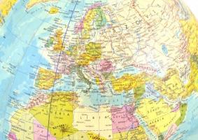 Retró földgömb, fa talapzaton, 1: 38600000. Bp., 1987, Kartográfiai Vállalat, kisebb sérülésekkel, m...