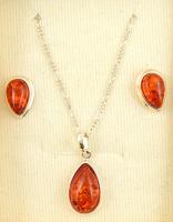 Ezüst(Ag) figaro nyaklánc, borostyán díszítéssel, hozzáillő fülbevalópárral, jelzett, h: 53 cm, brut...