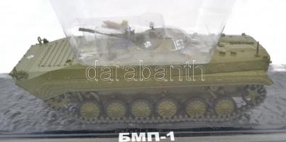 BMP-1 szovjet úszóképes gyalogsági felderítő harcjármű modell, műanyag, eredeti dobozában, jó állapo...