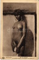 En Afrique. Le modele fatigue commence a se facher! Photo Flandrin / African folklore (worn corner)