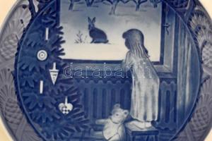 Royal Copenhagen porcelán tálak, karácsonyi jelenetekkel, 4 db, hibátlanok, jelzettek, d: 18 cm