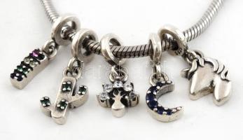 Ezüst(Ag) karkötő 5 db charmmal, Pandora jelzéssel, h: 18 cm, bruttó: 10,4 g