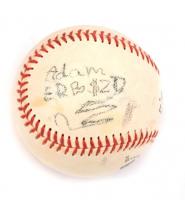 Wilson márkájú bőr baseball kesztyű és labda, enyhén kopottas állapotban, labdán írás található