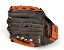 Wilson márkájú bőr baseball kesztyű és labda, enyhén kopottas állapotban, labdán írás található